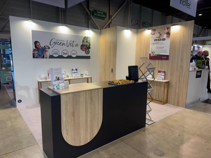 Stand blanc et bois avec bar noir et bois